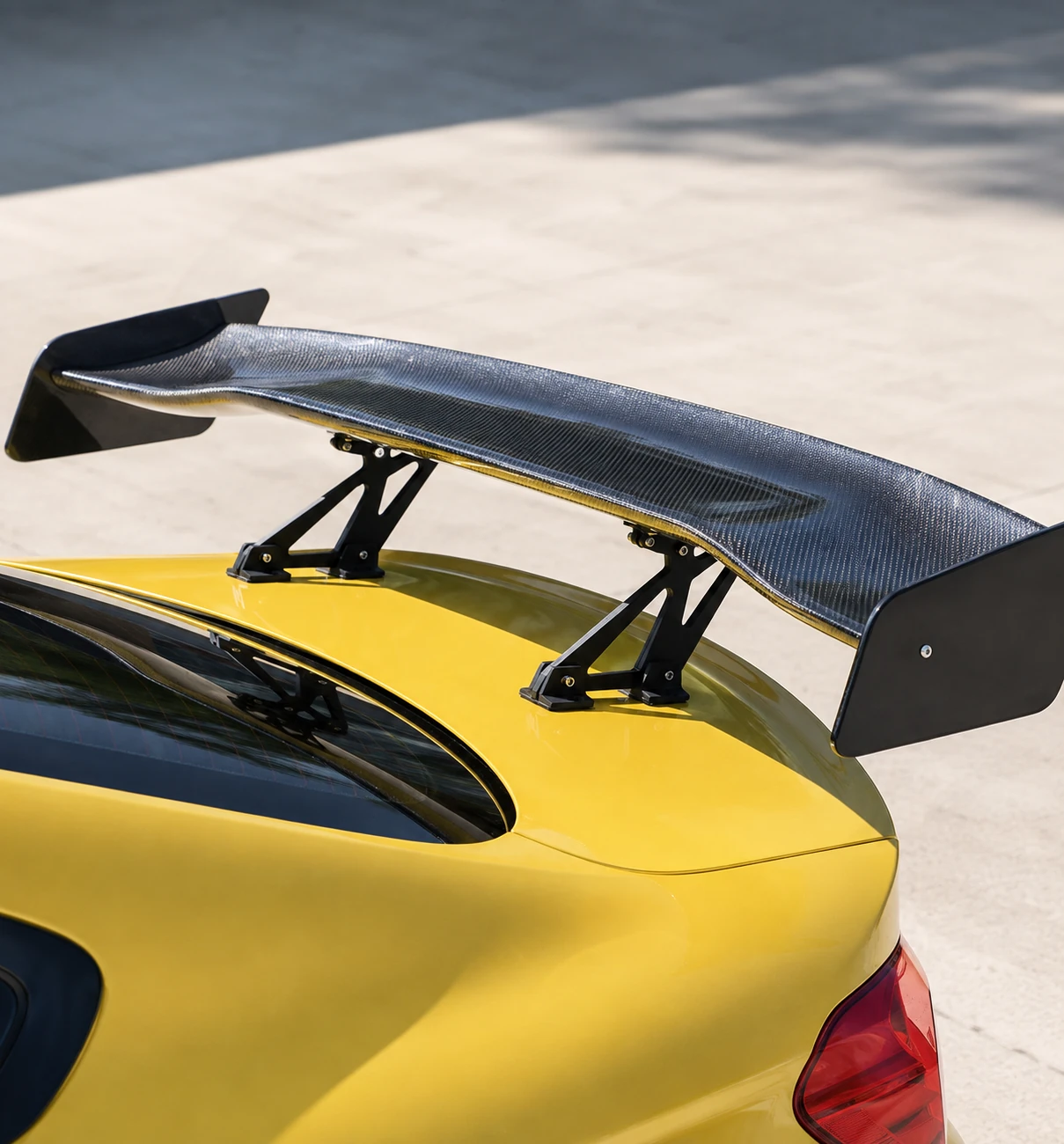 Broken carbon fiber spoiler used for geometry reconstruction